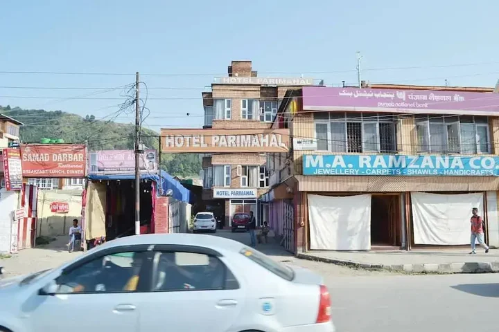 Шринагар: Houseboat Parimahal