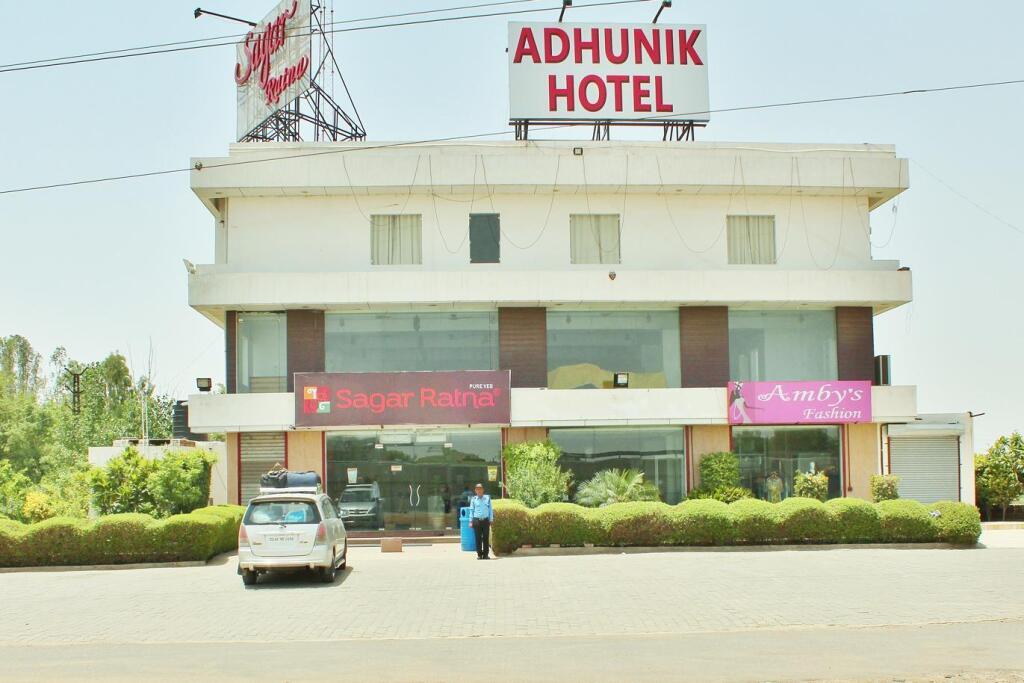 Шахджаханпур: Adhunik Hotel Behror