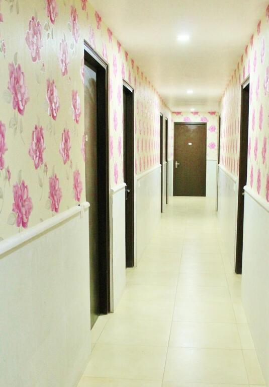 Шахджаханпур: Adhunik Hotel Behror