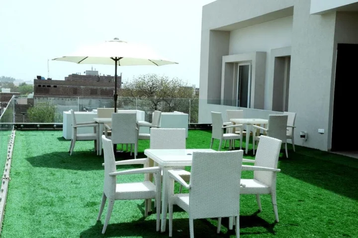Сирса: Hotel Solitaire Grand