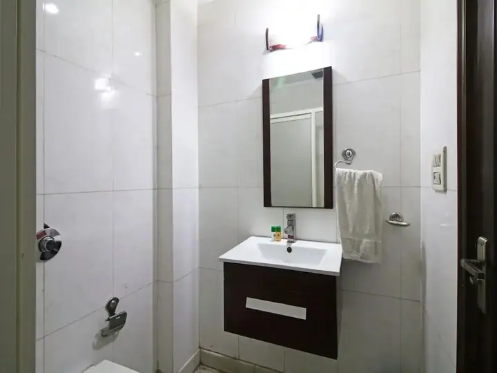 Нью-Дели: Tjs Grand Karolbagh
