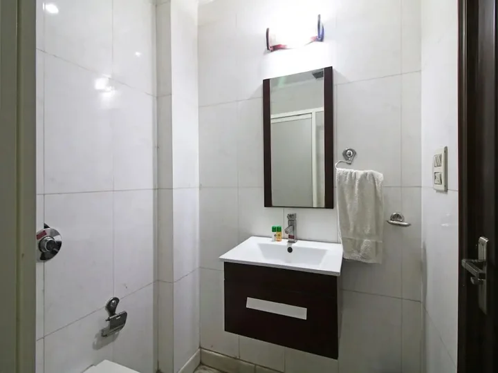 Нью-Дели: Tjs Grand Karolbagh