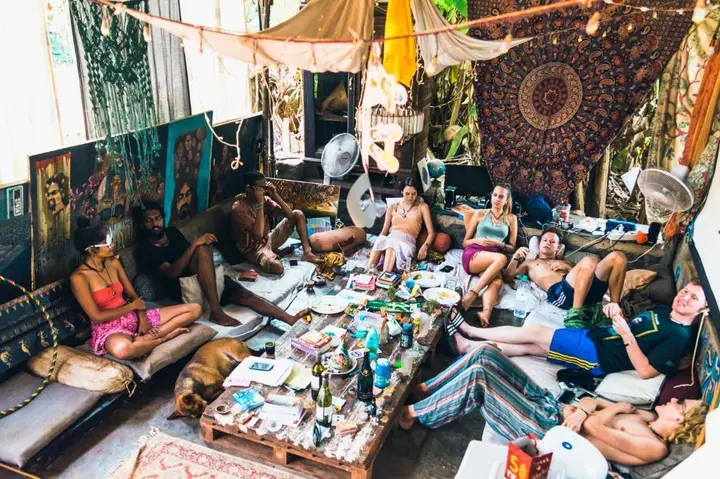 Анджуна: Wonderland Hostel