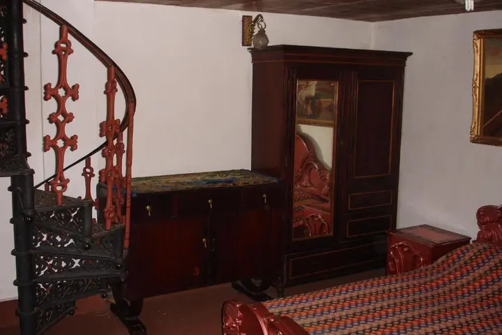 Ути: The Red House