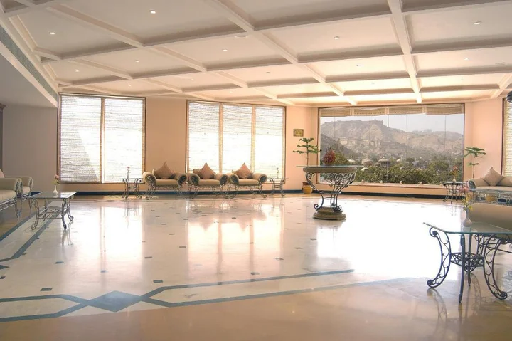Амбер: KK Royal Hotel & Convention Centre