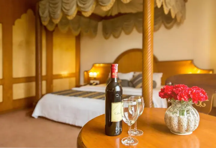 Амбер: KK Royal Hotel & Convention Centre