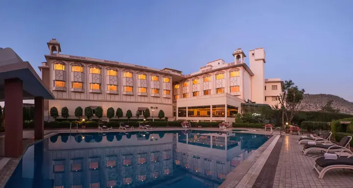 Амбер: KK Royal Hotel & Convention Centre