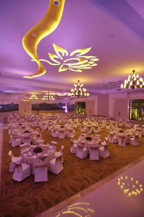 Амбер: KK Royal Hotel & Convention Centre