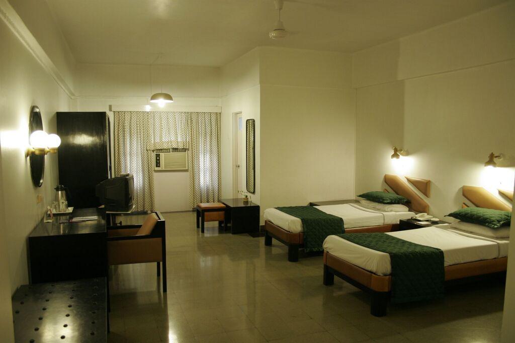 Мумбаи: West End Hotel