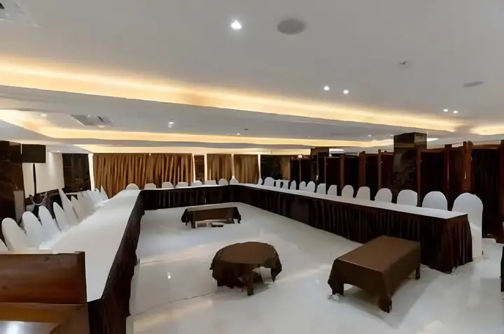 Мумбаи: West End Hotel