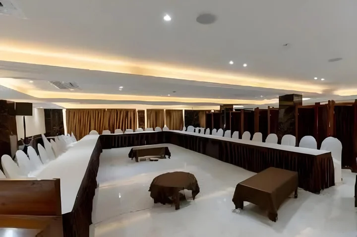 Мумбаи: West End Hotel