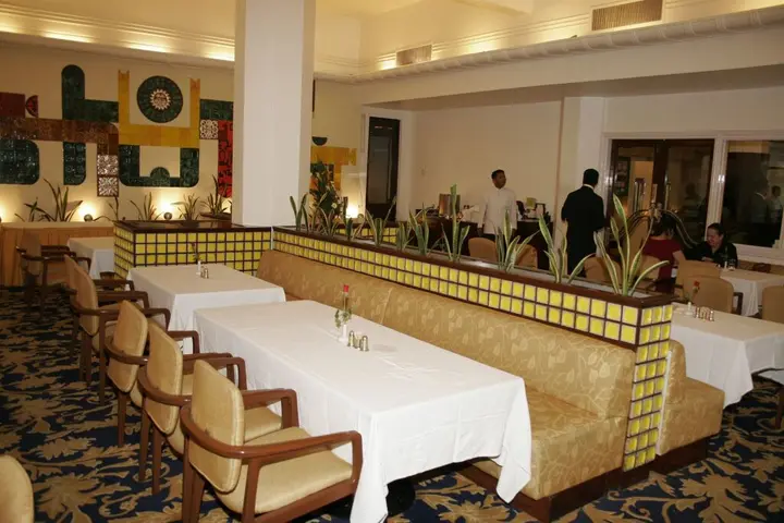 Мумбаи: West End Hotel