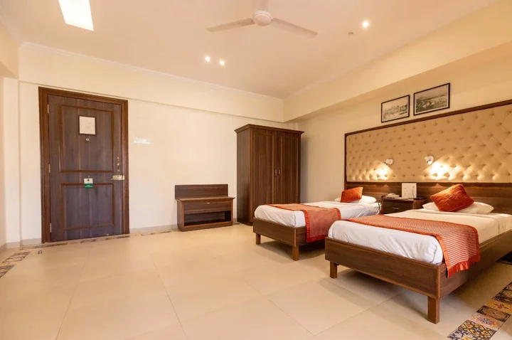 Мумбаи: West End Hotel
