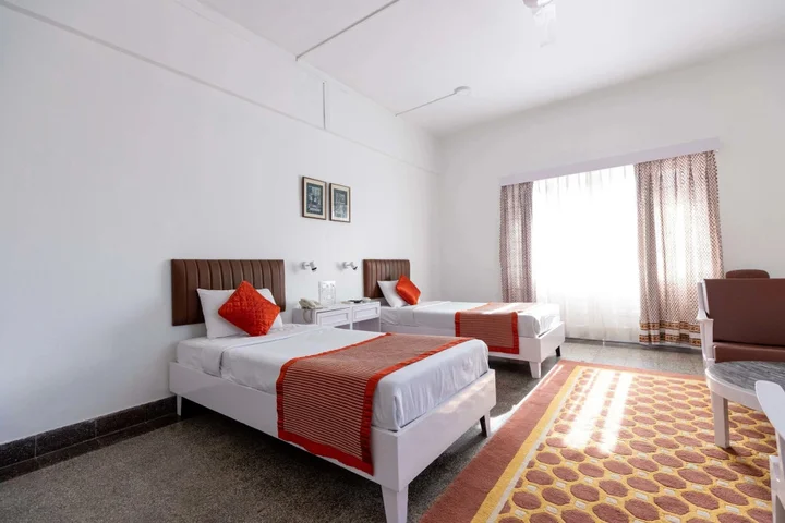 Мумбаи: West End Hotel