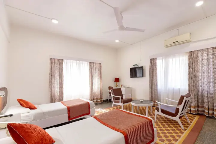 Мумбаи: West End Hotel