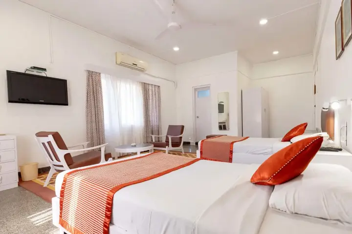 Мумбаи: West End Hotel