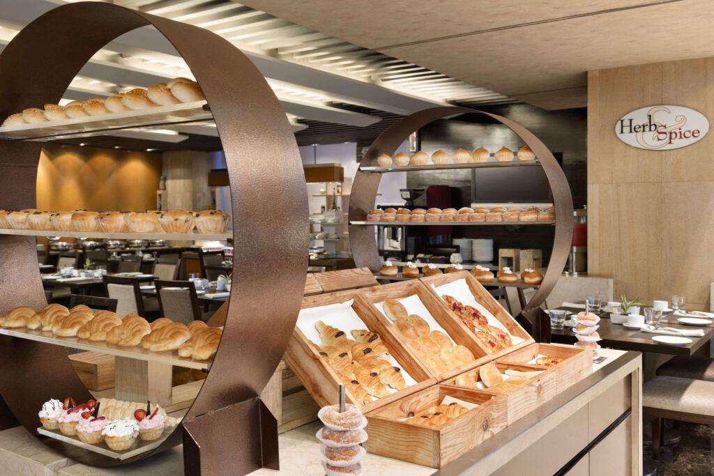 Мумбаи: Ramada Powai Hotel & Convention Centre
