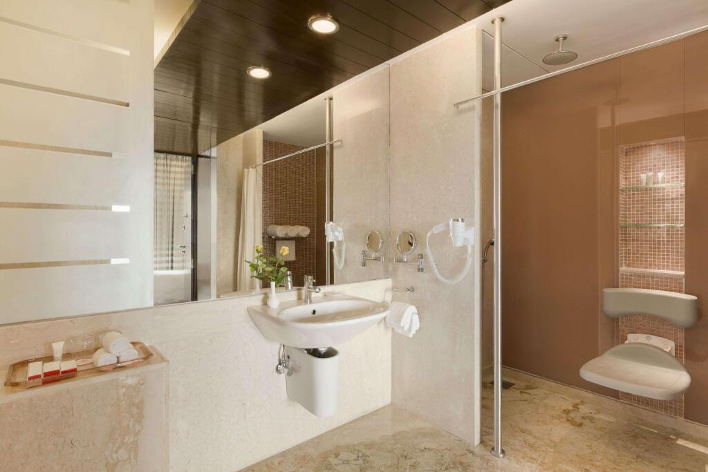 Мумбаи: Ramada Powai Hotel & Convention Centre