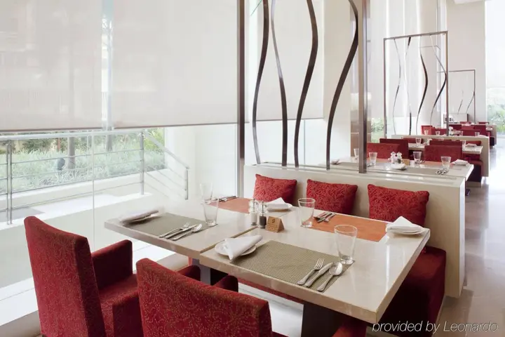 Мумбаи: Holiday Inn Mumbai International Airport by IHG