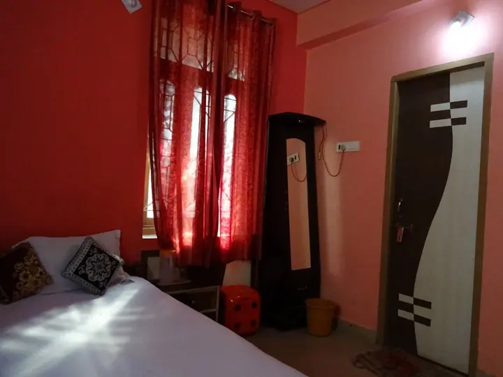 Гайя: Hotel Viraat Inn
