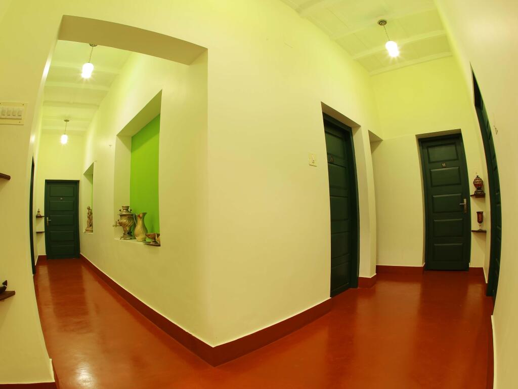 Коччи: Elphinstone Residency