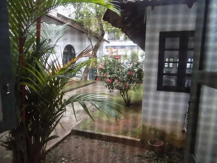 Коччи: Elphinstone Residency