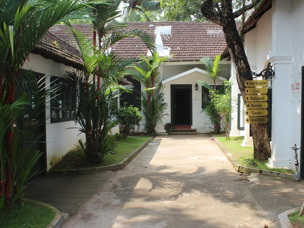 Коччи: Elphinstone Residency