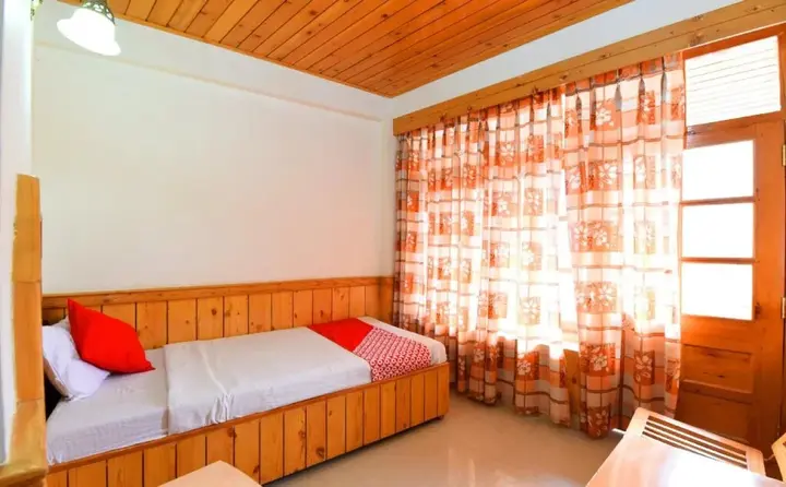 Манали: Tourist Hotel