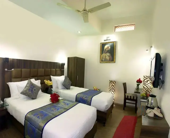 Агра: Dolphinn Agra