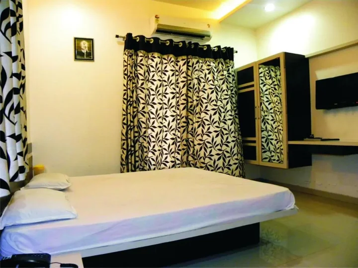 Ширди: Shradha Saburi Palace Shirdi