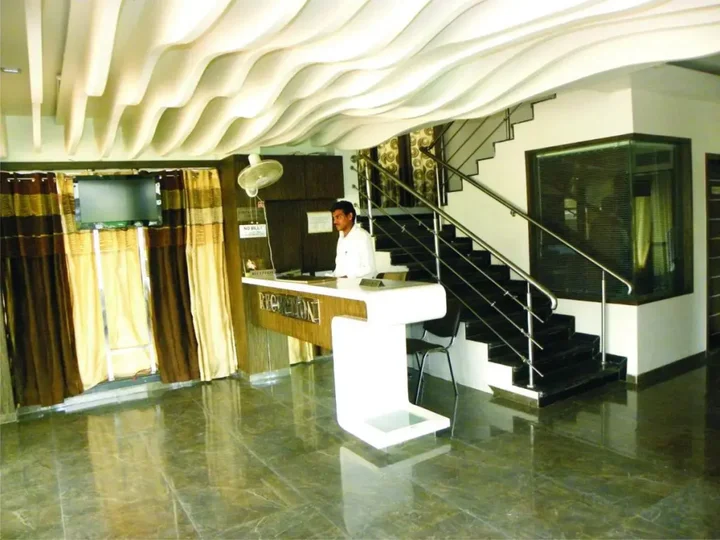 Ширди: Shradha Saburi Palace Shirdi