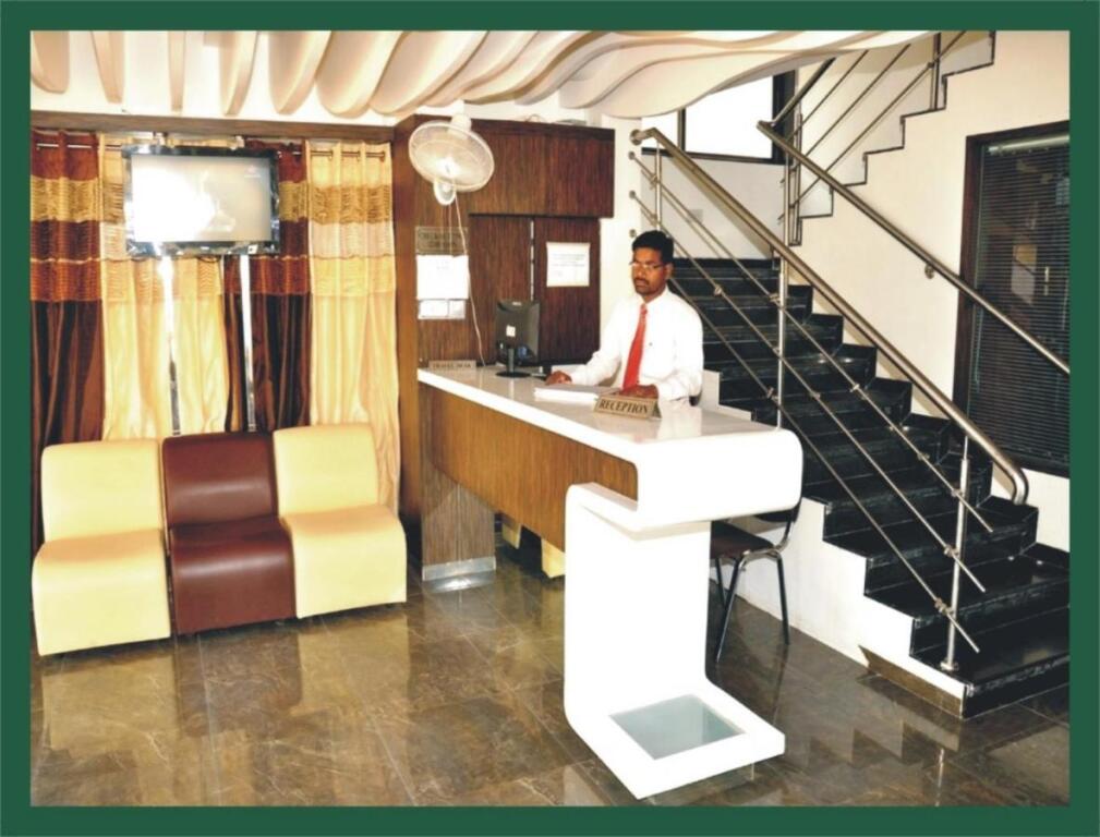 Ширди: Shradha Saburi Palace Shirdi