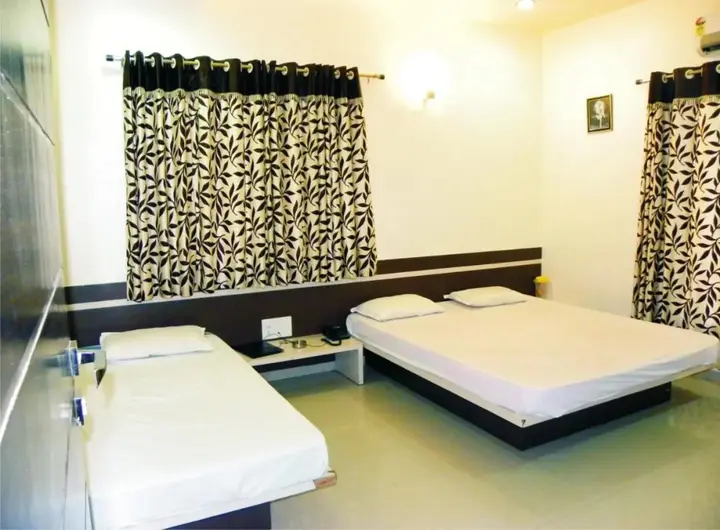 Ширди: Shradha Saburi Palace Shirdi