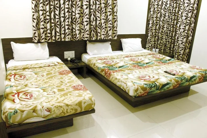 Ширди: Shradha Saburi Palace Shirdi