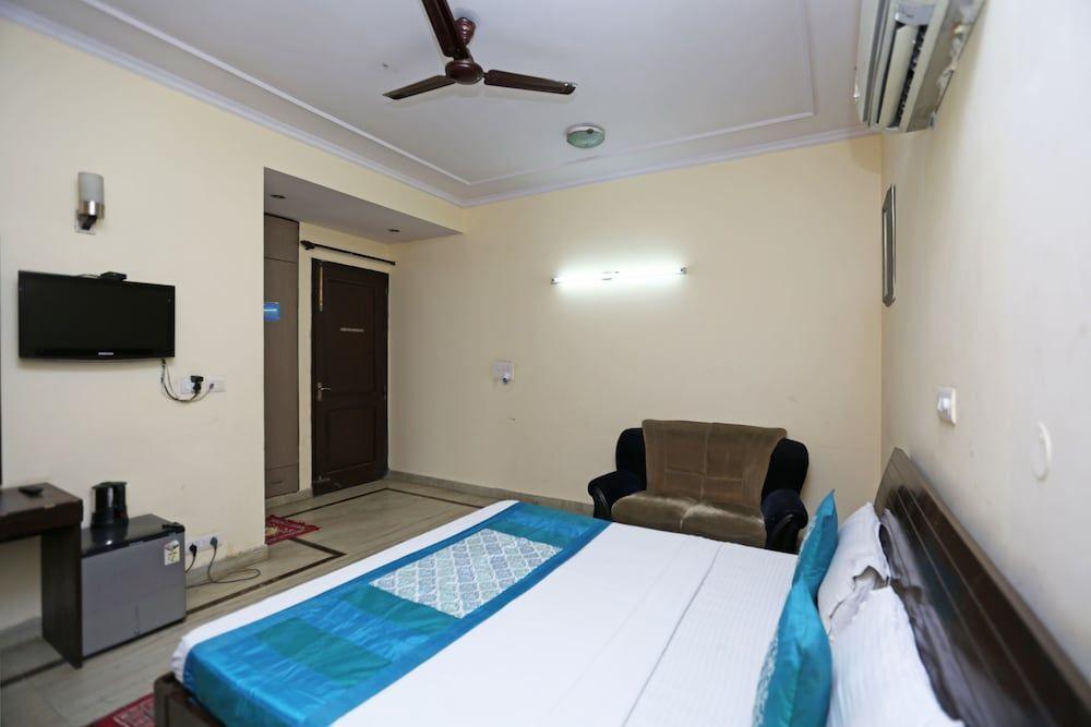 Нойда: OYO 641 Grand Place