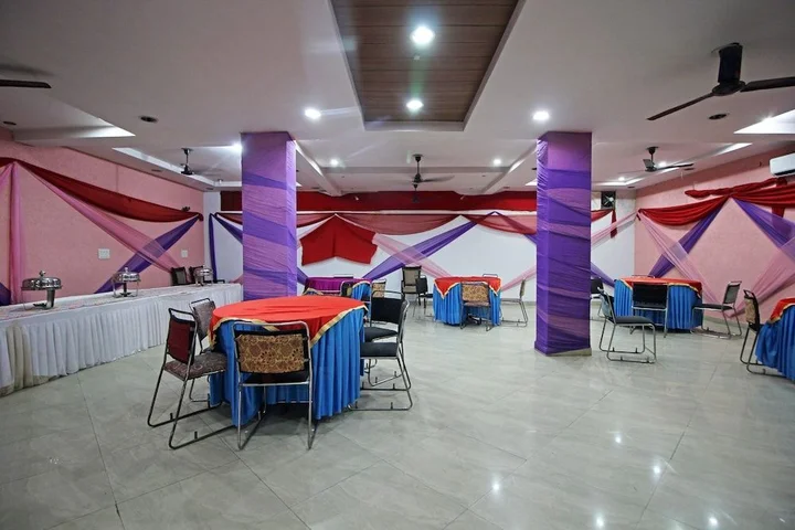 Нойда: OYO 641 Grand Place