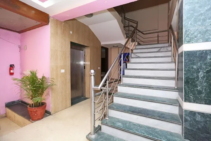 Нойда: OYO 641 Grand Place