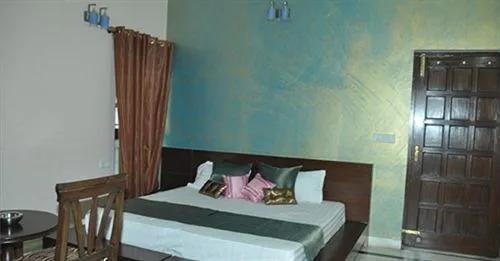 Дехрадун: Hotel Queens Pearl