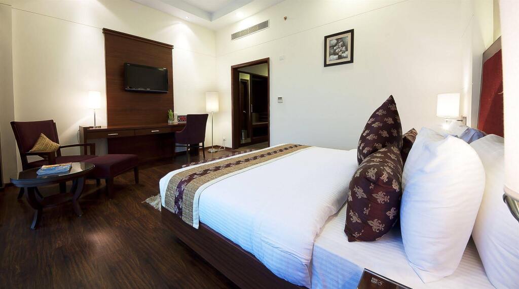 Бадди: The Golden Palms Hotel & Spa