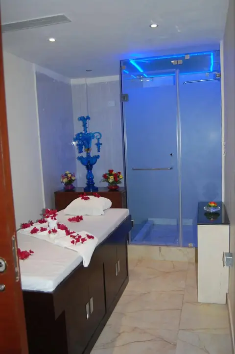 Бадди: The Golden Palms Hotel & Spa