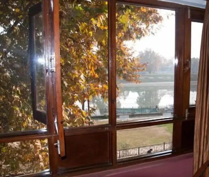 Шринагар: Hotel Ahdoos