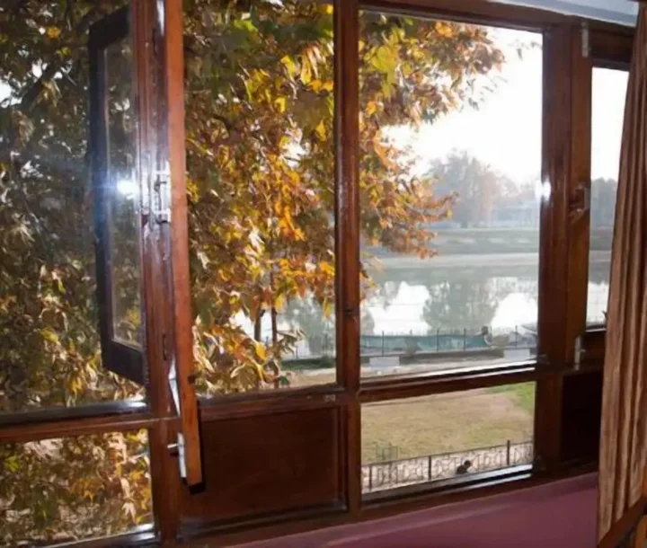 Шринагар: Hotel Ahdoos