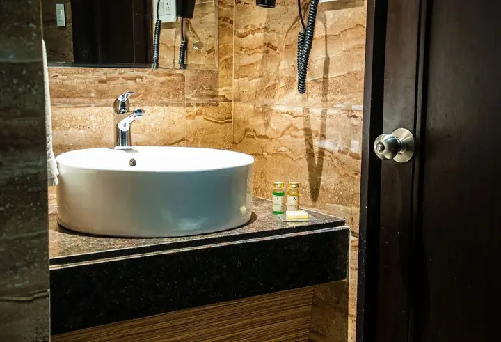 Шринагар: Hotel Ahdoos