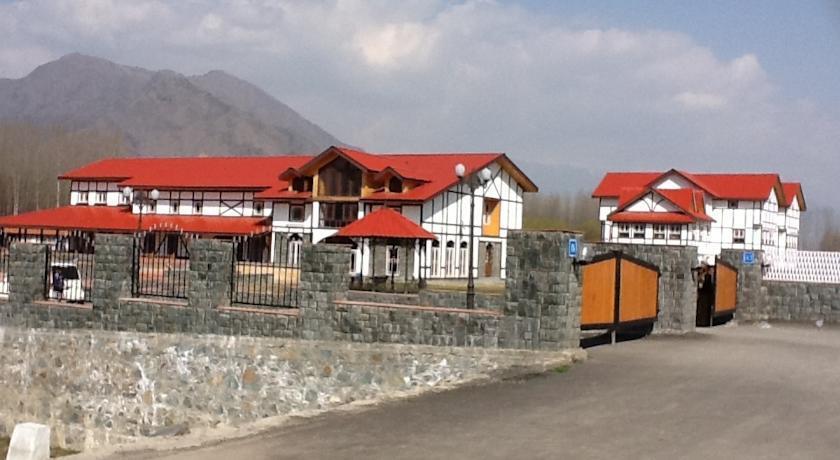 Шринагар: Hotel Pine Spring Srinagar Nowgam
