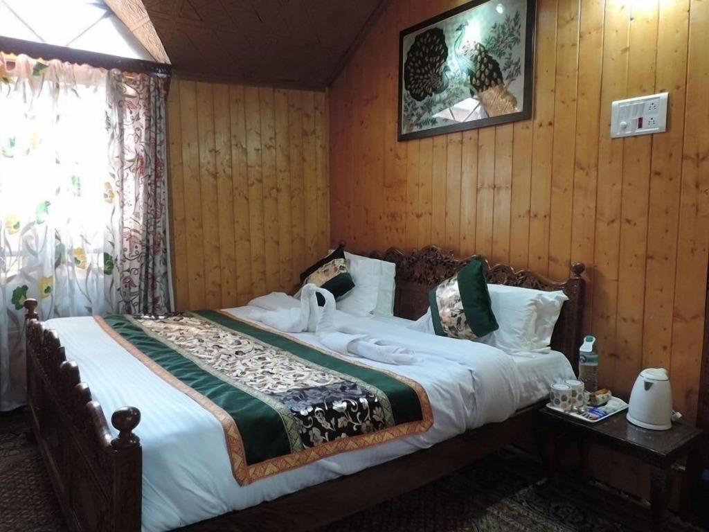 Шринагар: Young Bombay Group Of Houseboats