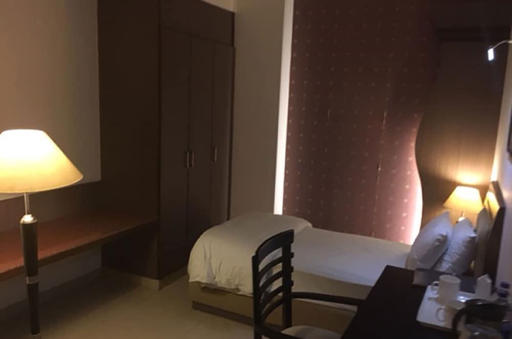 Шахджаханпур: Shiva Oasis Resort