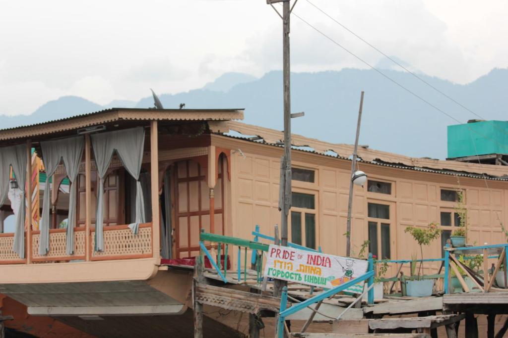 Шринагар: Houseboat Pride of India