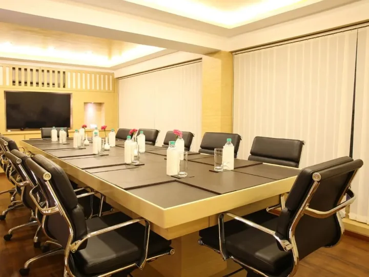 Нерул: Deltin Suites