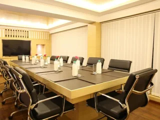 Нерул: Deltin Suites