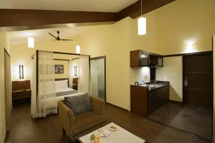 Нерул: Deltin Suites